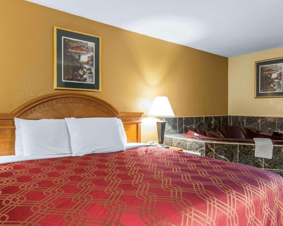 Econo Lodge Dalton Exterior photo